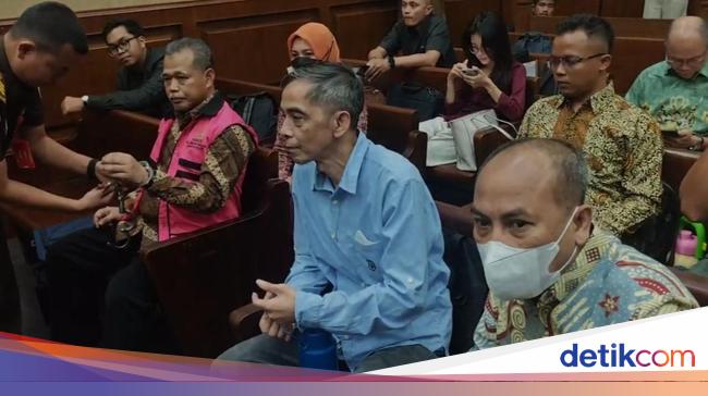 2 Hakim Pemvonis Lepas Kasus Migor Didakwa Terima Suap Masing-masing Rp 6,2 M