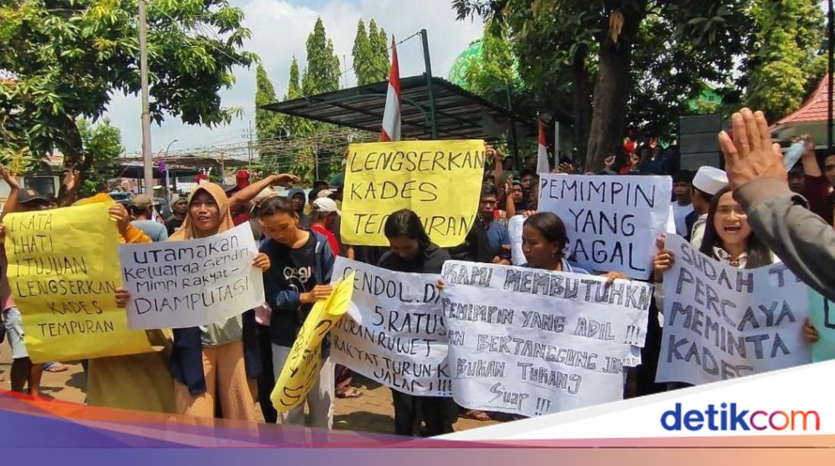 Ratusan Warga Pasindangan Demo Kadesnya