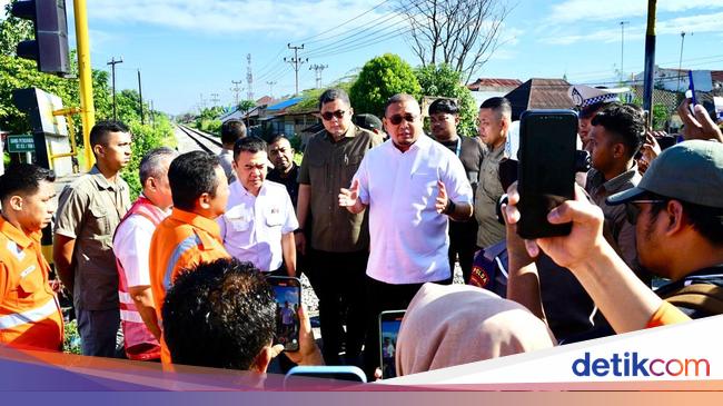 Andre Rosiade Cek TKP Kecelakaan KA Vs Mobil di Padang, Dorong Ada Palang-Penjaga