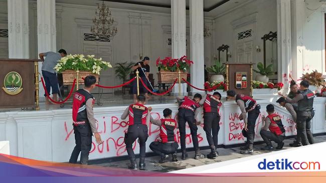 Aksi Anggota Polresta Bersihkan Vandalisme di Gedung Balai Kota Bogor