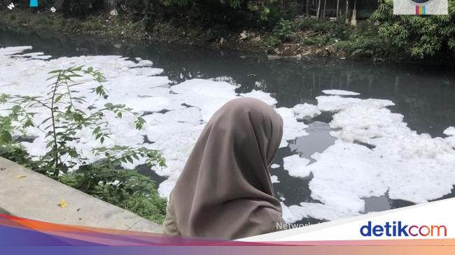 Biang Kerok Kali Sunter Berbusa: Limbah Detergen Rumah Tangga dan Laundry