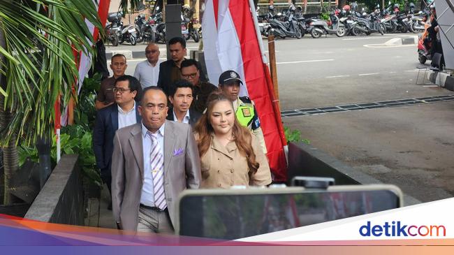 Lisa Mariana Penuhi Panggilan KPK di Kasus BJB: Saya Bakal Jelaskan Detail