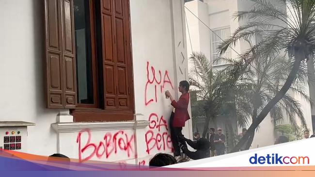Demo Mahasiswa Berakhir Ricuh, Gedung Balai Kota Bogor Jadi Sasaran Vandalisme