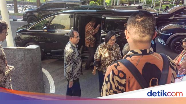 Sri Mulyani Pilih Diam Saat Ditanya Tunjangan Rumah Anggota DPR Rp 50 Juta