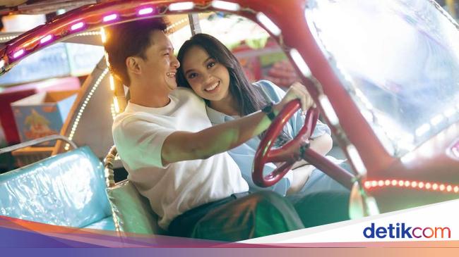 Gemas! Randy Martin dan Lyodra Pacaran Naik Odong-odong di Yogya
