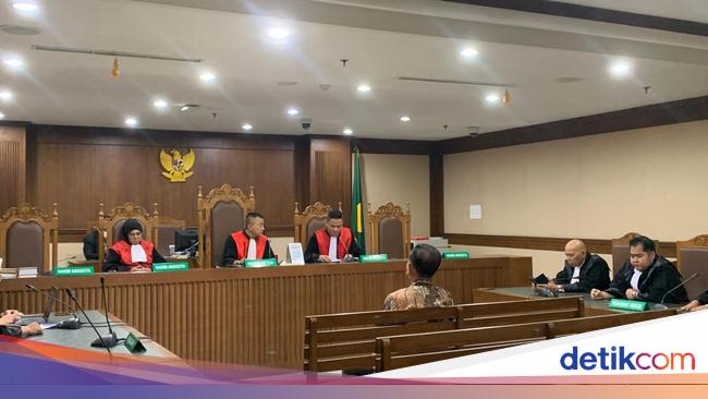 Hakim: Eks Ketua PN Surabaya Terima Gratifikasi Berulang dalam Jumlah Banyak