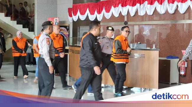 Pakai Rompi Oranye, Wamenaker Immanuel Ebenezer Ditahan KPK!