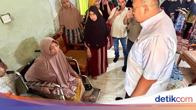 Andre Beri Bantuan Rp 10 Juta ke Warga Penderita Osteoporosis di Padang