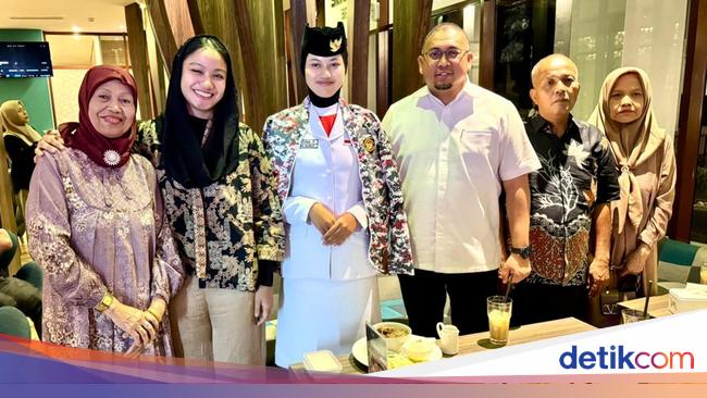 Andre Rosiade Beri Hadiah ke Siswi SMA Dharmasraya Anggota Paskibraka Nasional
