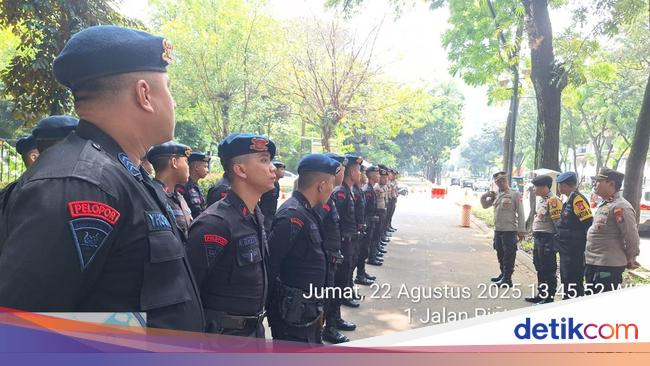 Brimob Polda Metro Amankan Pagelaran Wayang Sabang Merauke di Indonesia Arena