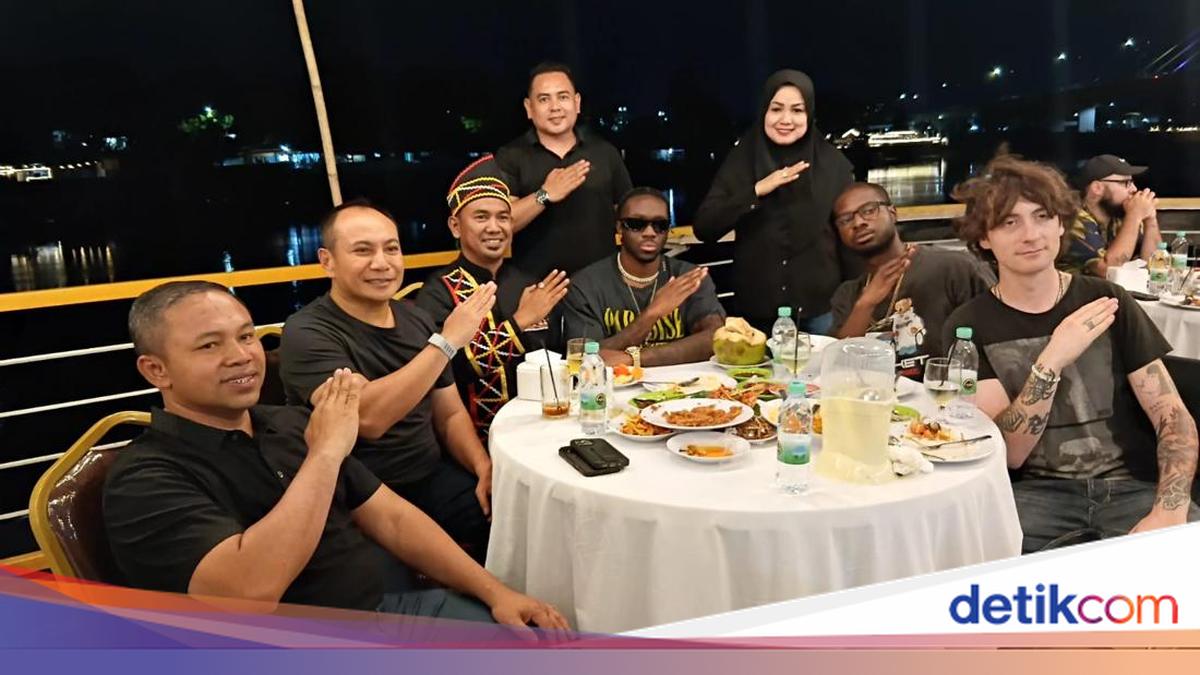 Melly Mike Rapper 'Pacu Jalur' Terpikat Olahan Ikan Pedas Khas Riau
