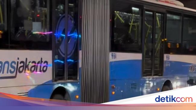 Kronologi Motor Nyangkut Kolong Bus di Jakut Akibatkan Pengendara Luka