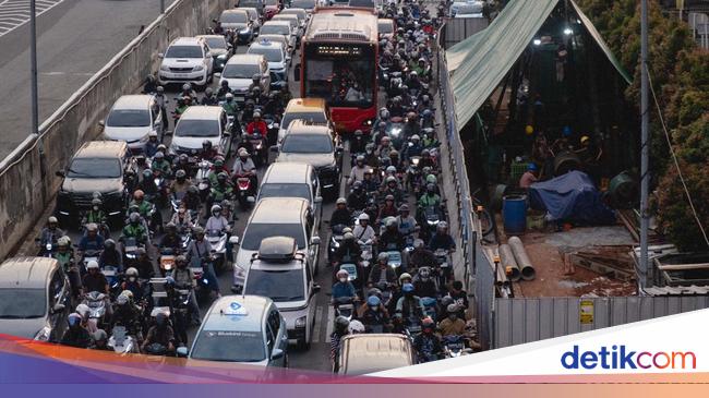 Suara Warga soal Alih Fungsi Trotoar di TB Simatupang demi Atasi Macet
