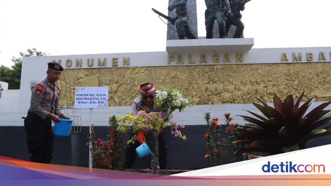 Alumni Akpol 1990 Tanam Pohon di Monumen Palagan Ambarawa