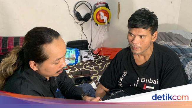 Cari Harapan Sembuh, Fahmi Bo Jalani Pengobatan Alternatif