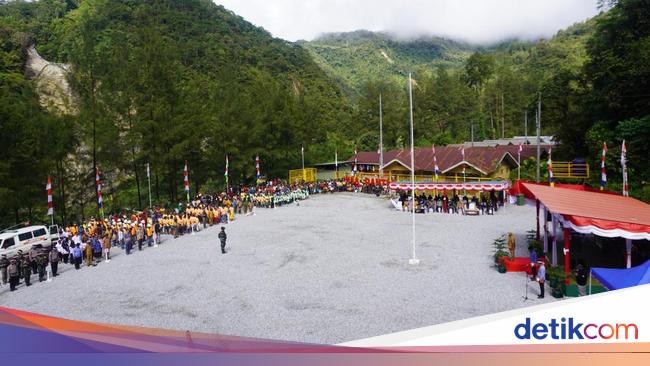 Saat Pemuda Kampung Banti Kibarkan Merah Putih di Tengah Pegunungan Papua