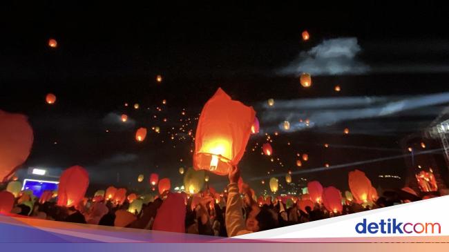 Syahdu Menatap Ribuan Lampion Terbang di Langit Dieng