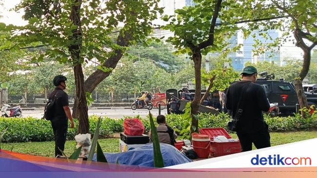 Kala Pedagang Bawa Gerobak 'Belah' Massa Ricuh di Kolong Palmerah