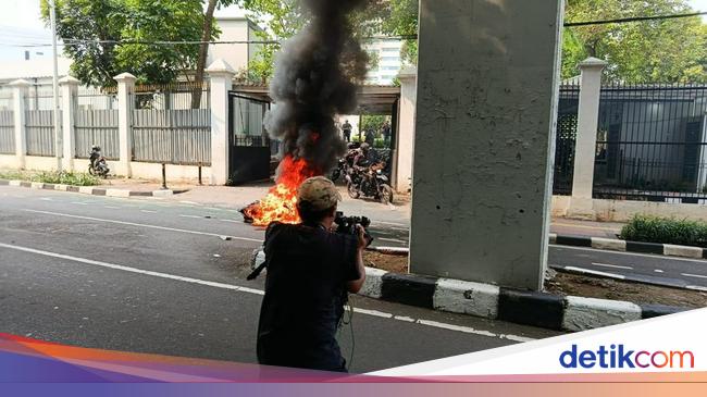 Demo Berlanjut di Belakang DPR, Massa Lempar Batu hingga Bakar Spanduk