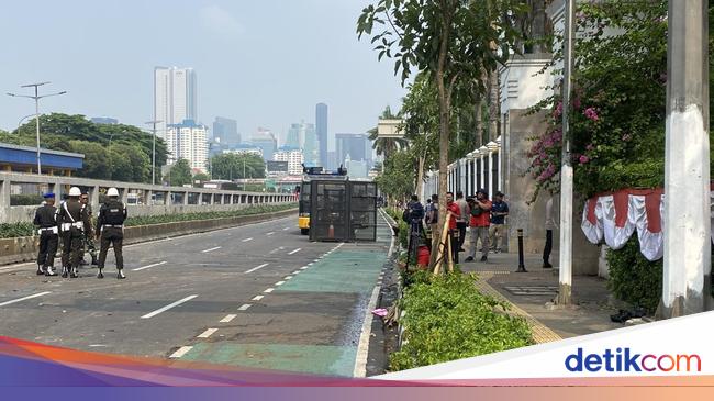 Demo Berlanjut di Belakang DPR, Lalin Gatsu Arah Slipi Masih Ditutup