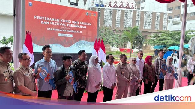 Pramono Serahkan Kunci ke 50 Warga di Rusunawa PIK Pulogadung