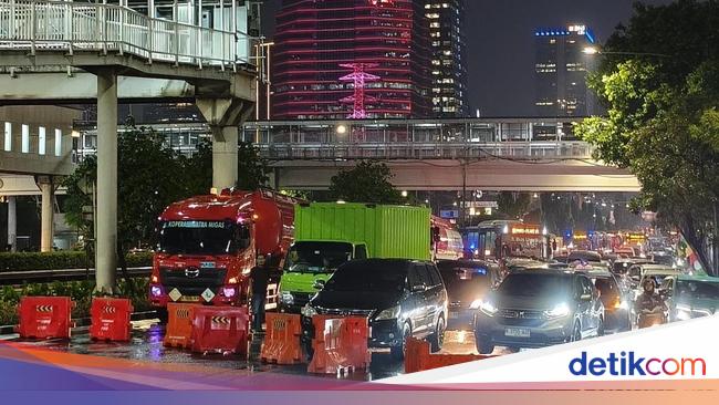 Jalan Arah ke DPR Ditutup dari Depan Polda Imbas Demo, Jl Sudirman Macet