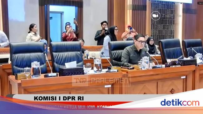 Komisi I DPR Tetap Rapat Meski Ada Demo, Singgung Situasi di Luar Memanas