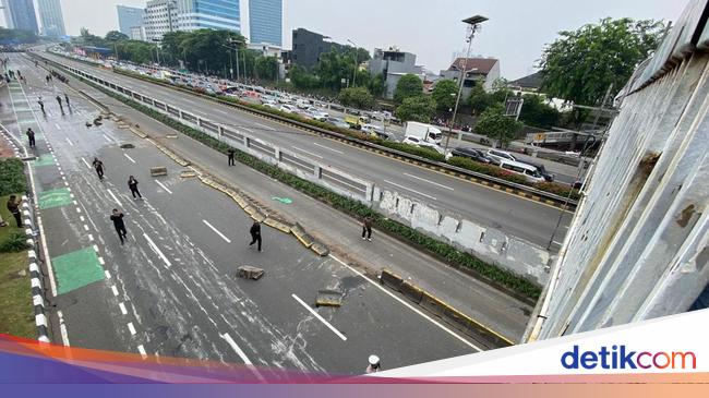 Imbas Demo di Sekitar DPR, Tol Dalkot Semanggi-Slipi Ditutup Sementara