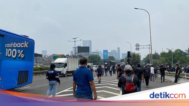 Massa Demo 25 Agustus Sempat Masuk Tol Dalkot, Lalin Terhambat