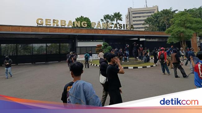 Dipukul Mundur, Massa Demo 25 Agustus Pindah ke Gerbang Belakang DPR