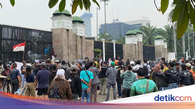 Demo 25 Agustus di DPR Masih Berlanjut, Ini Jalan yang Ditutup