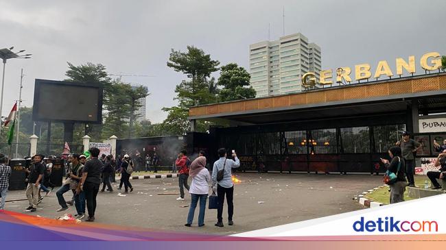Massa Mahasiswa Demo di Belakang DPR Bubarkan Diri