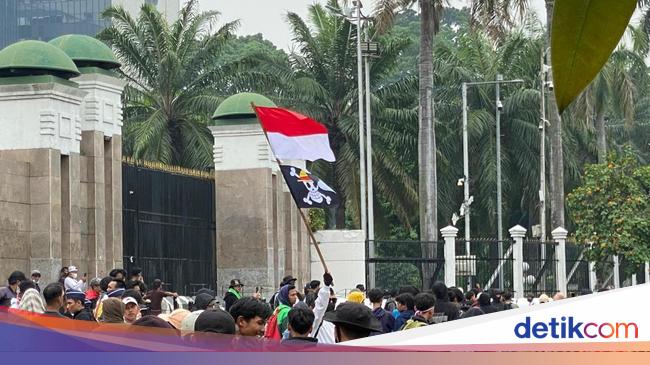 Demo Hari Ini di Depan DPR, Massa Kibarkan Bendera One Piece