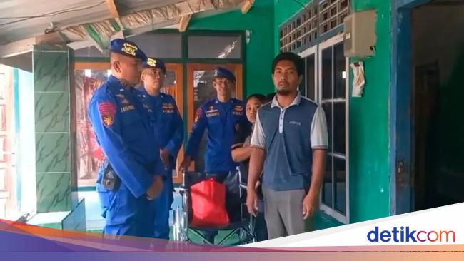 Kadus di NTB Terharu Warganya Dihadiahi Kursi Roda oleh Polisi