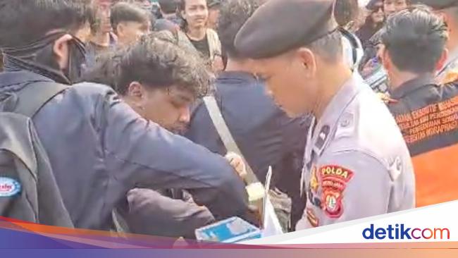 Polisi Bagikan Air Mineral ke Mahasiswa Saat Demo 25 Agustus di Gedung DPR