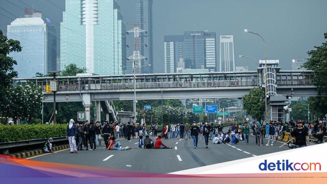 Massa Demo Masuk Tol Dalam Kota, Kendaraan Dialihkan Keluar ke Pintu Ini