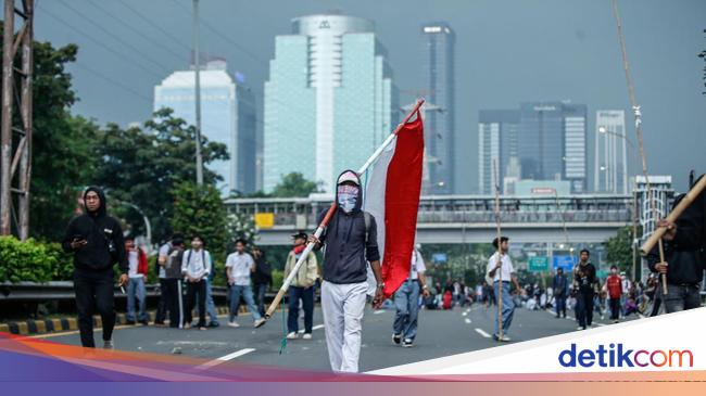 Peserta Demo di DPR Masuk Tol Dalam Kota, Jasa Marga Alihkan Kendaraan