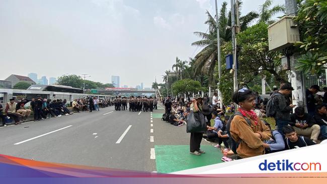 Demo 25 Agustus di Depan DPR, Lalin Jalan Gatsu Arah Grogol Dialihkan
