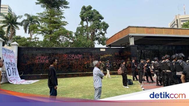 Gerbang Belakang Gedung DPR Jadi Sasaran Vandalisme Massa Demo 25 Agustus