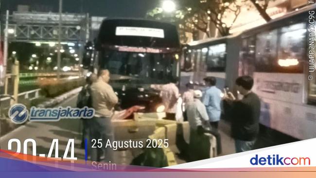 Dan Terjadi Lagi! Separator TransJ Koridor 9 Ditabrak Bus AKAP