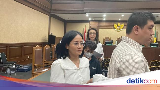 Dicecar Jaksa, Pacar Eks Dirut Taspen Kosasih Akui Pernah Dibelikan 4 Tas LV