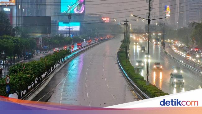 Penampakan Tol Dalkot Semanggi-Slipi Ditutup Imbas Demo Sekitar DPR