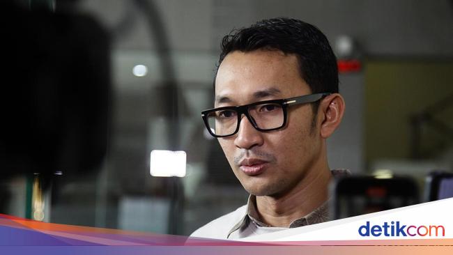 KPK Geledah Rumah Fuad Bos Maktour Disaksikan Keluarga, Ada Dito Ariotedjo?