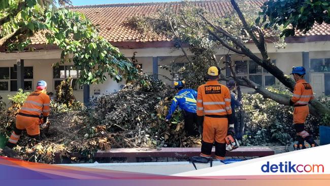 BPBD Bogor Catat 19 Bencana Imbas Hujan-Angin Kencang, Musala-Sekolah Rusak