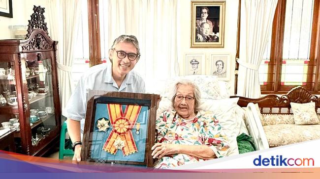 Bahagia Eyang Meri Usai Prabowo Anugerahkan Bintang Republik Indonesia untuk Hoegeng