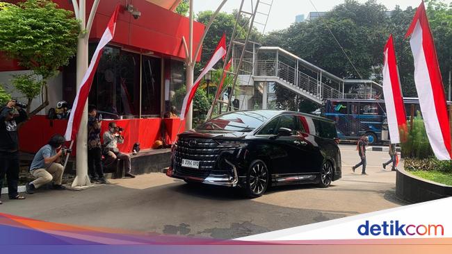 Penampakan Mobil Aplhard Disita KPK dari Rumah Eks Wamenaker Noel