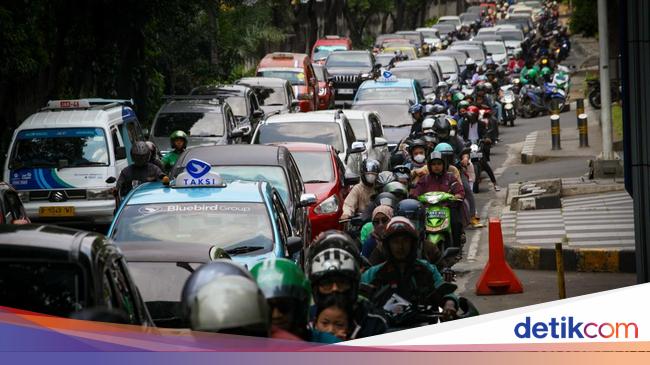 Dishub DKI Batal Alih Fungsi Trotoar TB Simatupang Jadi Lajur Kendaraan