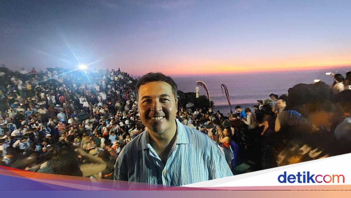 Potret Rifat Sungkar Nikmati Sunset Magis dan Tari Kecak di Uluwatu