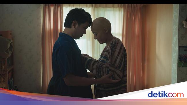 First Look Film Sampai Titik Terakhirmu, Mawar de Jongh Botak