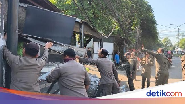 Satpol PP Bongkar 6 Bangunan Liar di Citeureup, Ada Milik Ormas